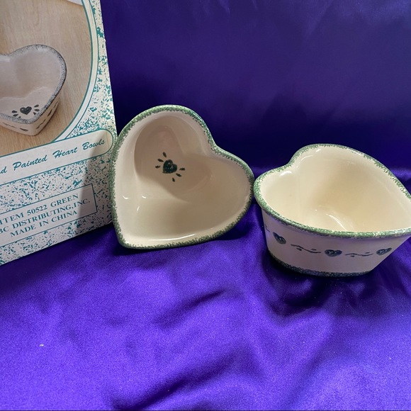 📌 Vintage 1996 Set of 2 Hand Painted Heart Bowl’s never used! Original Box! - Picture 1 of 13